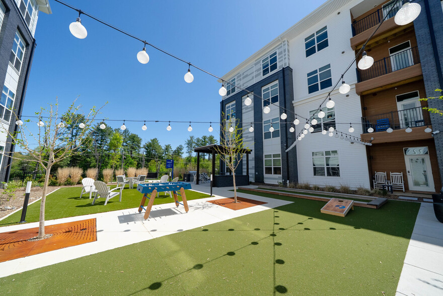 North Courtyard Lawn Games - James Run Apartments