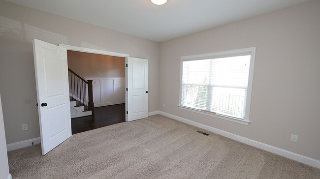 Building Photo - Beautiful Home with Open Floorplan in Desi...