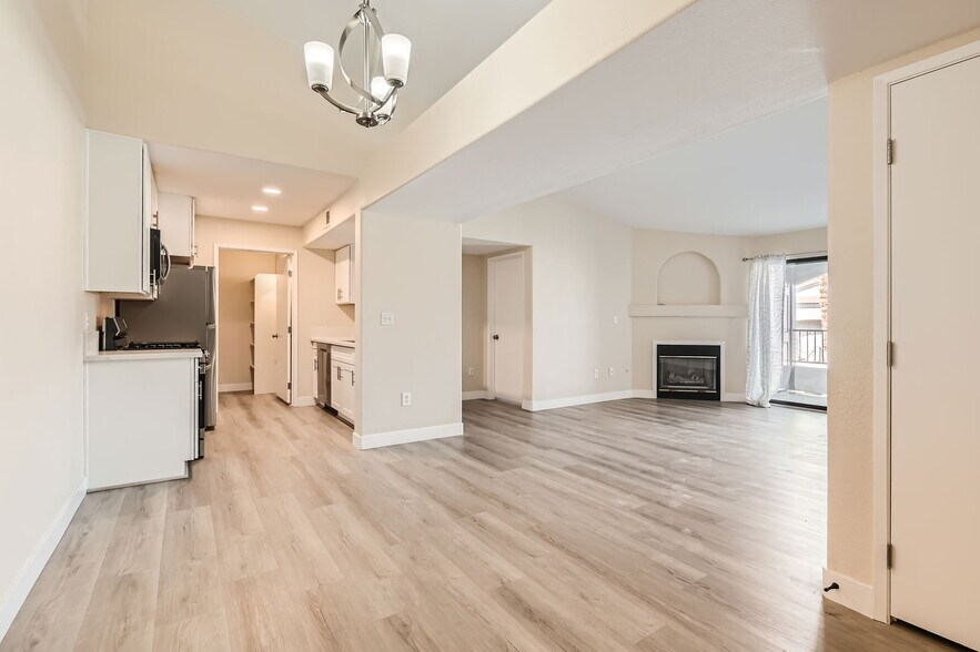 Building Photo - 950 Seven Hills Dr