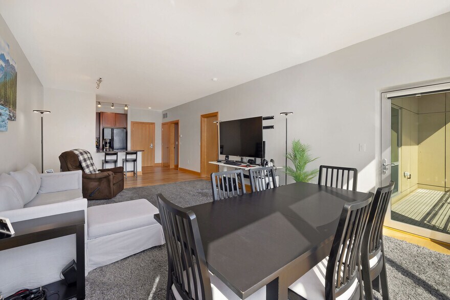 Building Photo - 1550 E Royall Pl