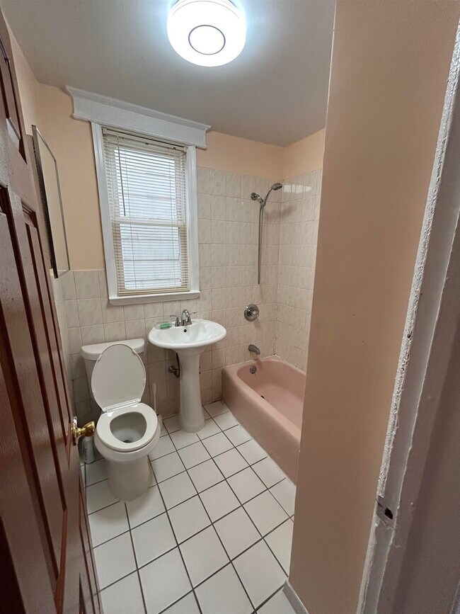 Building Photo - 364 WOODLAWN Ave