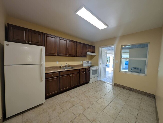 Building Photo - 815 NW River Shores Blvd