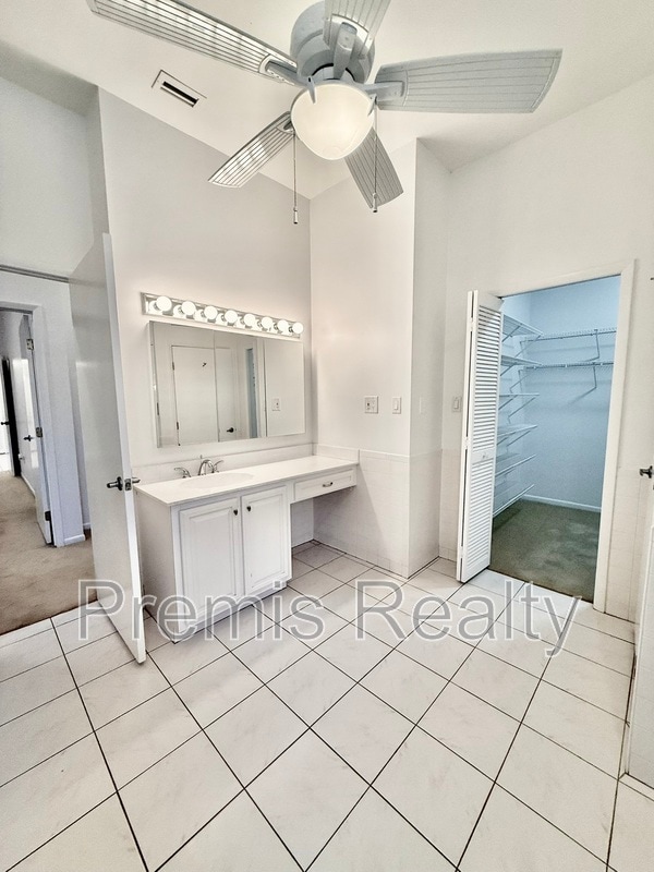Building Photo - 642 Weathersfield Dr