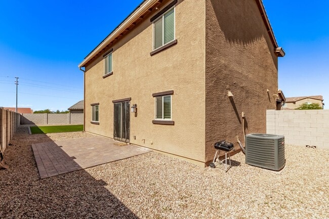 Building Photo - Stunning 2-Story with Modern Living in Flo...