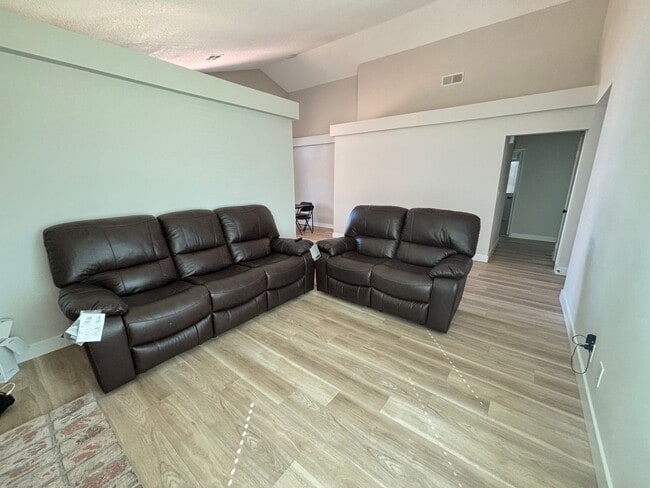 Building Photo - Single Story Palmdale Home