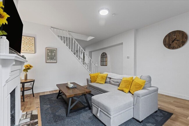 Building Photo - Renovated 3-bed, 2.5-bath house in Heart o...