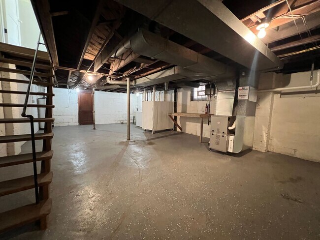 Building Photo - Now showing 2BR 1 Bath Townhouse!