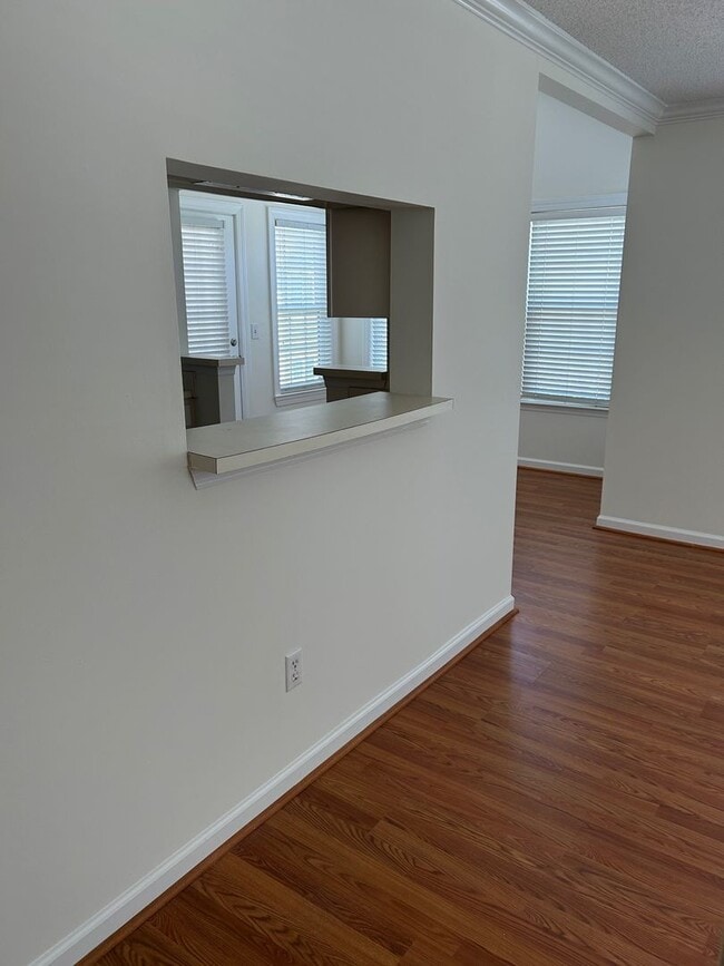 Building Photo - Rare Hoover Creek Condo with One Car Garage