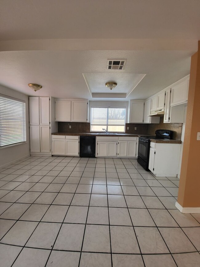Building Photo - Beautiful home well maintained 4 Bedroom 3...