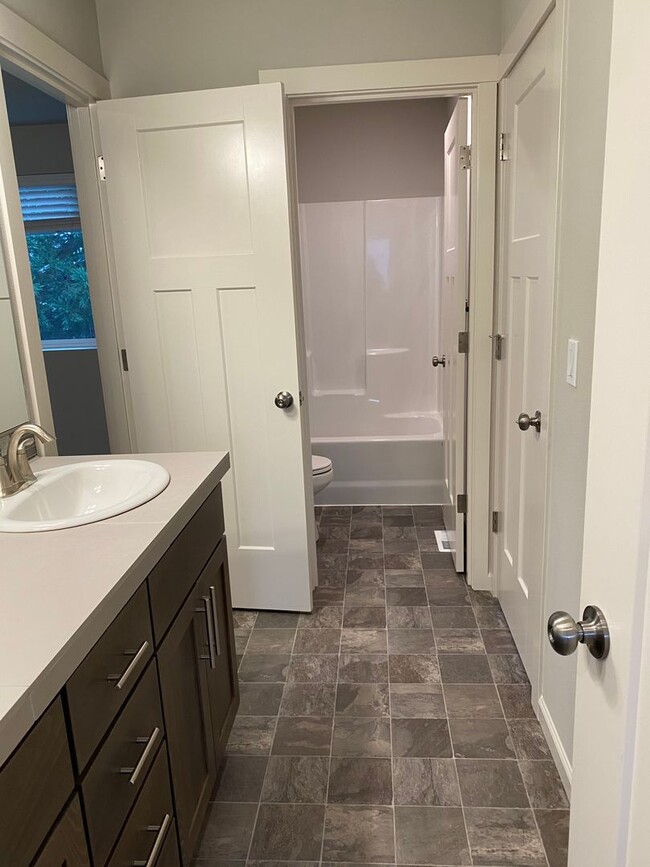 Building Photo - AVAILABLE NOW!!! 4BD/3BA - Pet friendly + Fenced Yard & Washer/Dryer Included - Great South Locat...