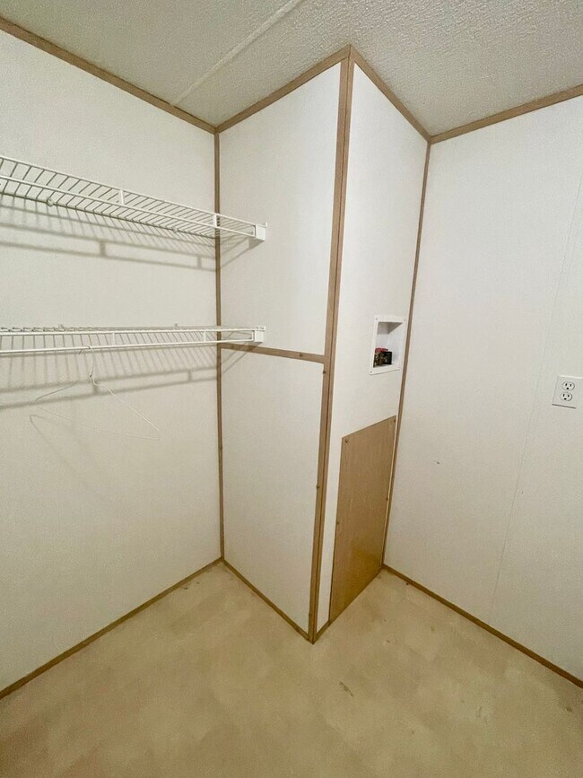 Building Photo - Welcome to this charming 2-bedroom, 2-bath...