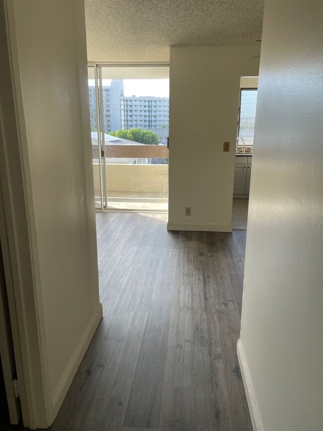 Building Photo - Spacious 1 bedroom! Great Location!