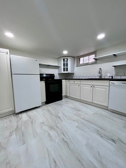 Full kitchen with dishwasher, garbage disposal, trash pullout, electric range/oven, fridge, & pantry - 3909 Hayes Ave