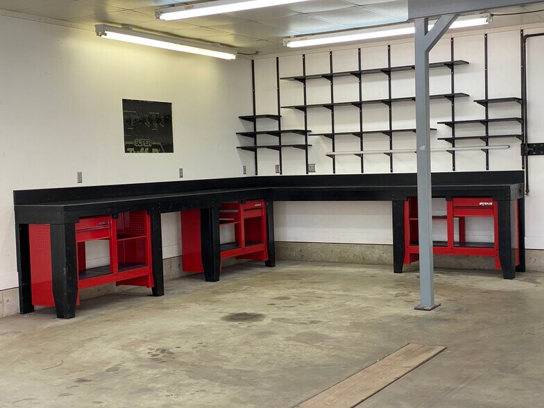Garage #2 - 7012 W 138th Ln