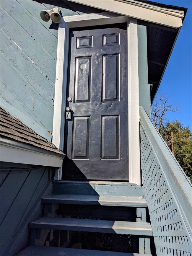 Building Photo - 704 E 22nd St