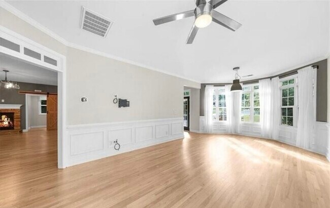 Building Photo - 164 Greenview Dr