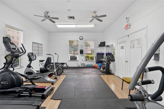 Building Photo - 2821 Somerset Dr