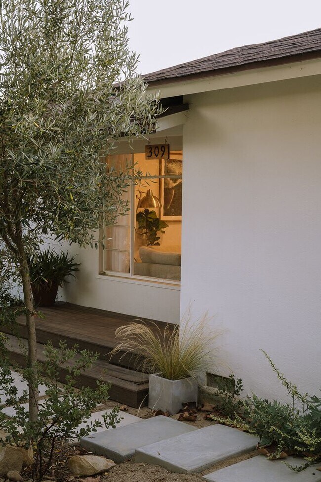 Building Photo - 3 Bedrooms + 2 Bathrooms | Midtown Ventura | Furnished or Unfurnished