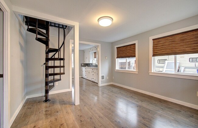 Building Photo - Charming 1+bd, 1ba Bungalow w/ Renovated Attic