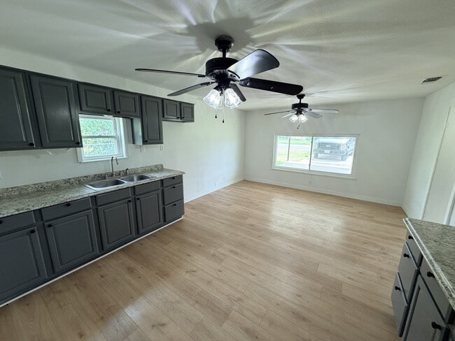 Building Photo - 421 N Archer St