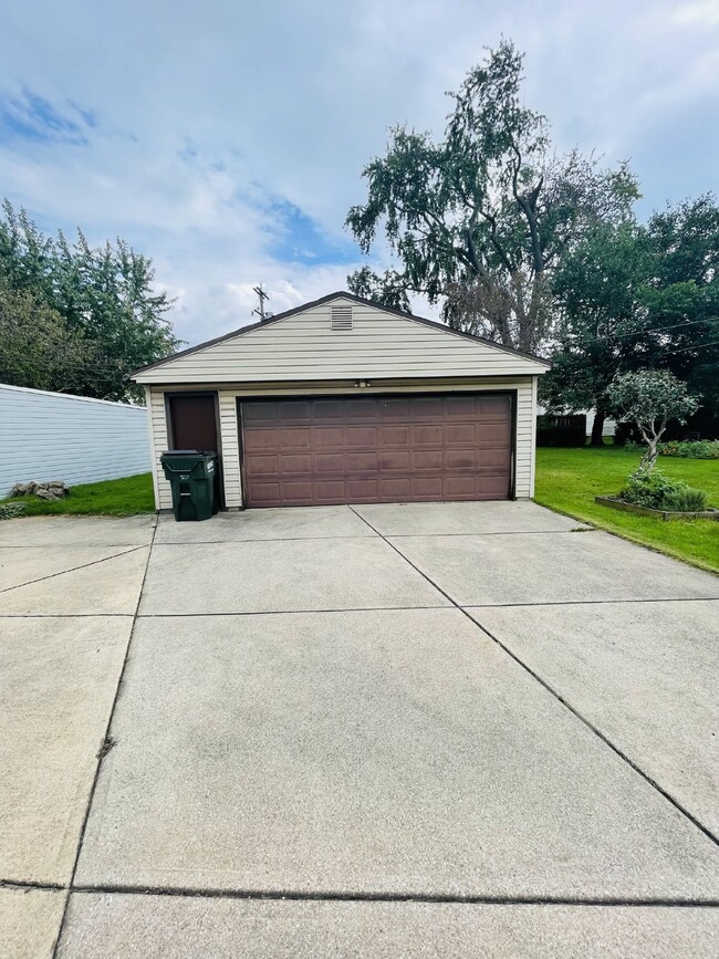 Building Photo - 3 Bed 2 Bath Bungalow right next to golf c...