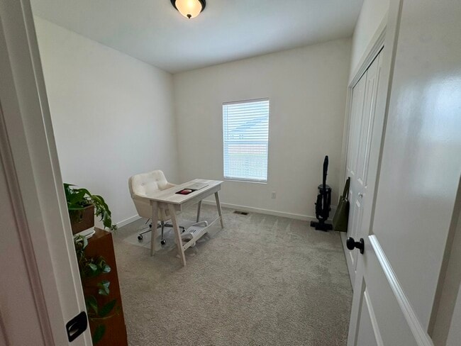 Building Photo - 5290 N Pinecrest Ct