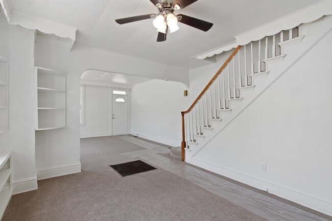 Building Photo - Coming Soon! Bright 3 Bedroom, 1.5 Bath Ho...