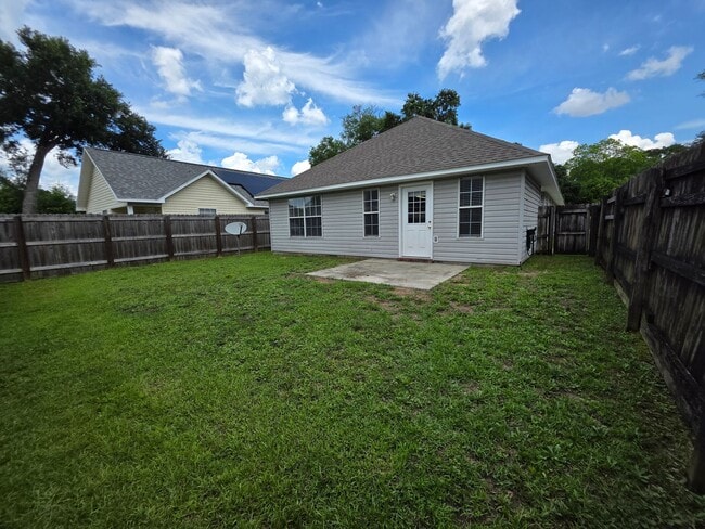 Building Photo - 3BR/2BA home with 2 car garage and privacy...
