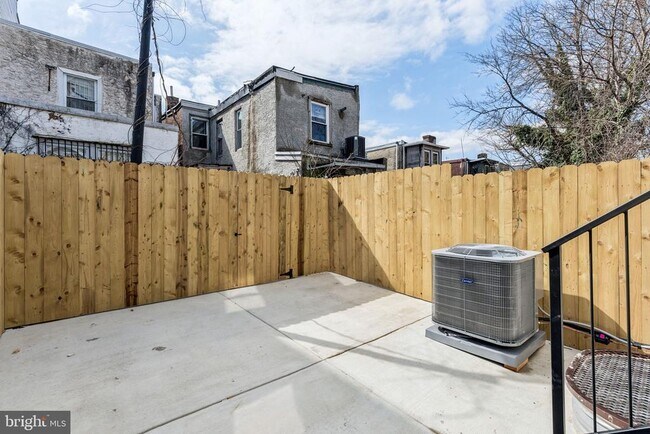 Building Photo - 1010 W Arizona St