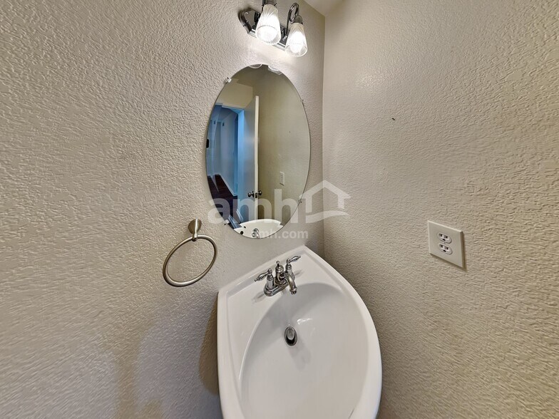 Building Photo - 9752 E 112th Dr