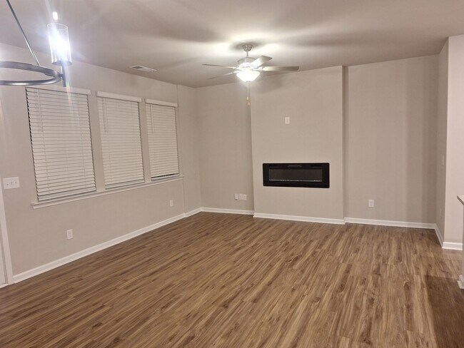 Building Photo - 220 Turner Ln