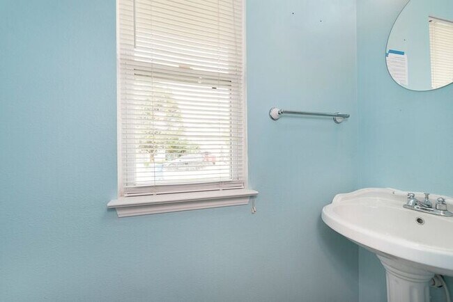 Building Photo - Great 3 Bedroom, 2 1/2 Bath Home in Cameron Meadows Subdivision!