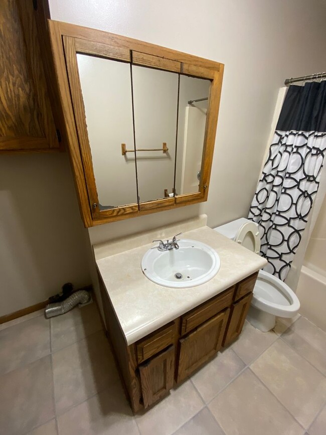 Building Photo - Lower Level 2 Bedroom Apartment for Rent!