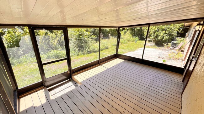 Building Photo - NEWLY RENOVATED 3 Bedroom/2 Bath Unit! Was...