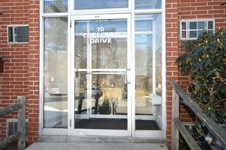 Building Photo - 10 Crescent Dr