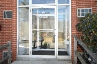 Building Photo - 10 Crescent Dr