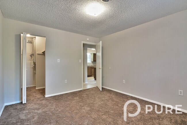 Building Photo - 2915 Chatsworth Rd