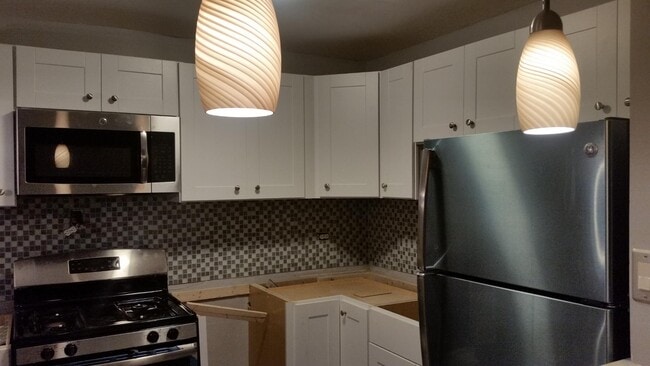 Building Photo - 2405 W Balmoral Ave