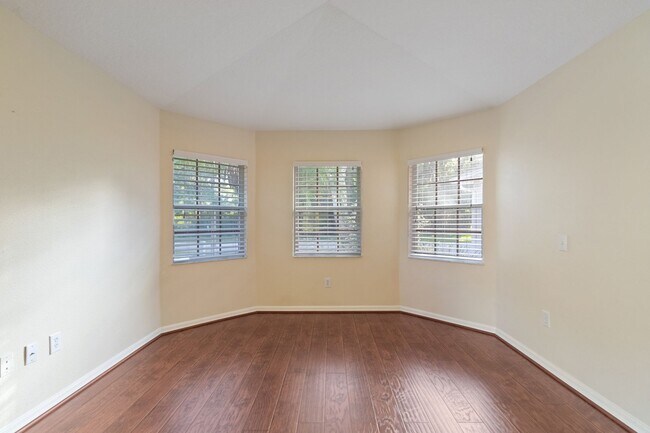 Building Photo - 4 bed, 2 Bath New Tampa Home for Lease!