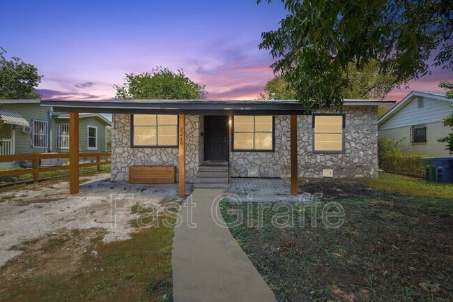 Primary Photo - 2215 Hays St