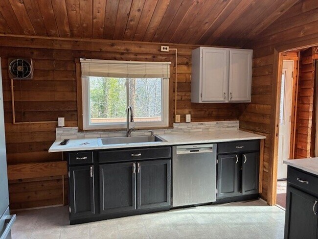 Building Photo - LAKE FRONT PARADISE