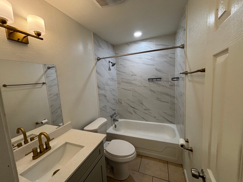 Building Photo - 224 Duke Dr