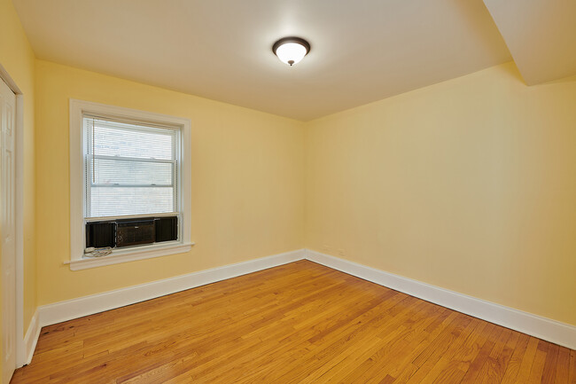 Building Photo - 6333 N Francisco Ave