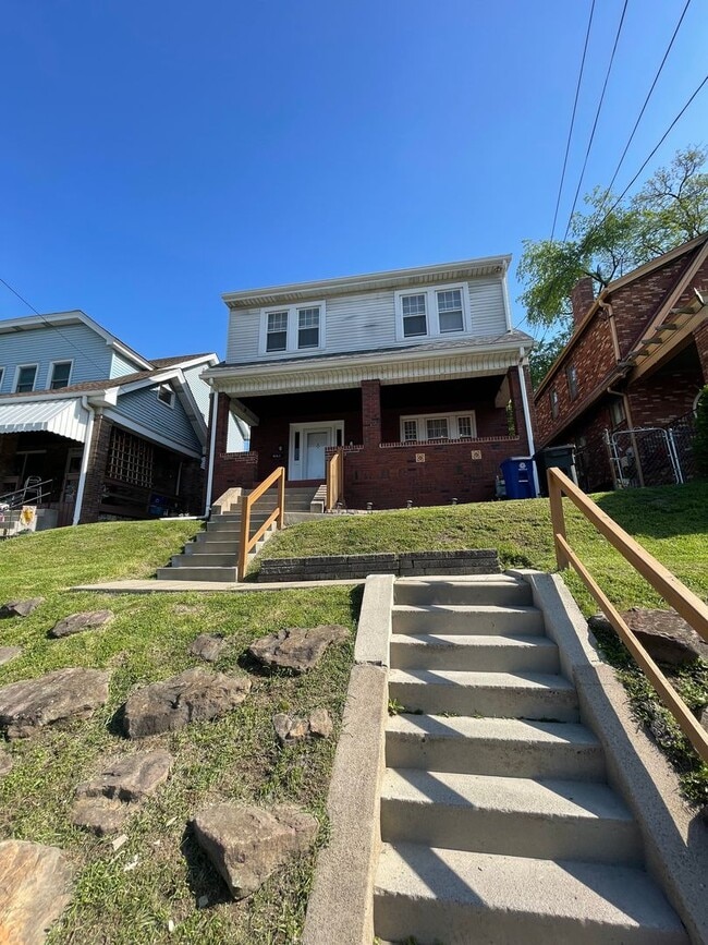 Building Photo - Spacious 3 Bedroom/2 Bathroom Home on Quie...