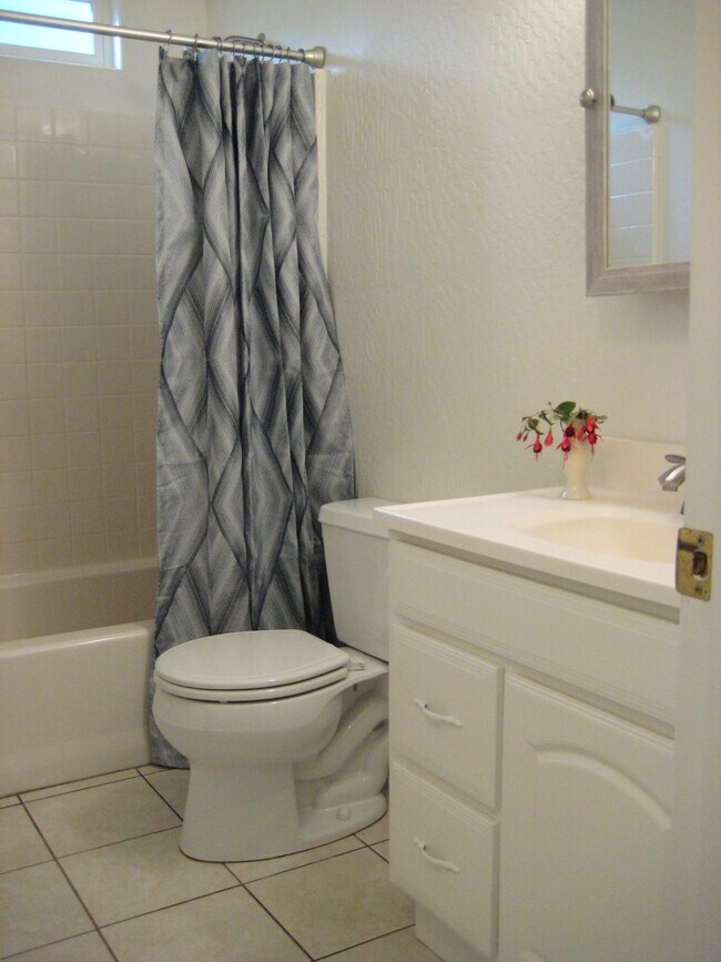 Full size 6' tub - 567 San Geronimo Valley Dr