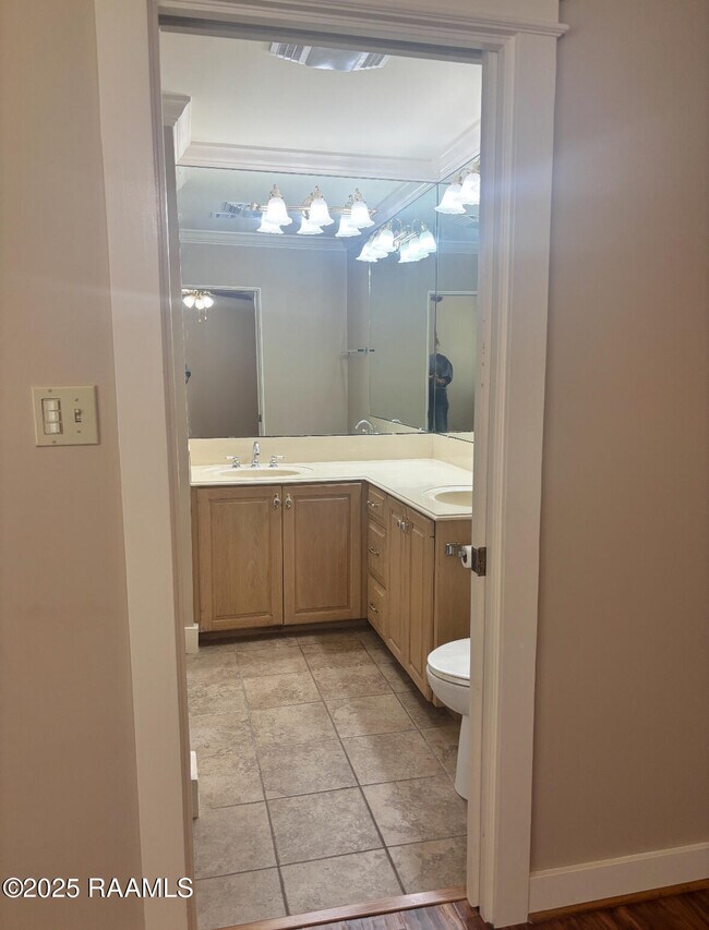Building Photo - 121 Oak Crest Dr