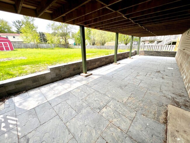 Building Photo - Absolutely Stunning Home! - 3 Bedroom 2 Fu...