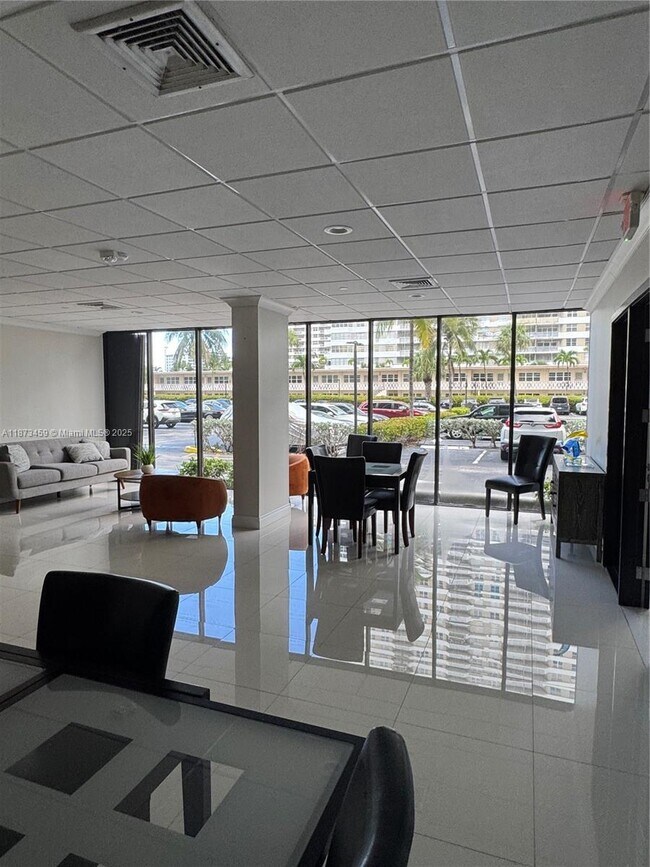 Building Photo - 2049 S Ocean Dr