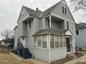 Building Photo - 944 Cromwell Ave