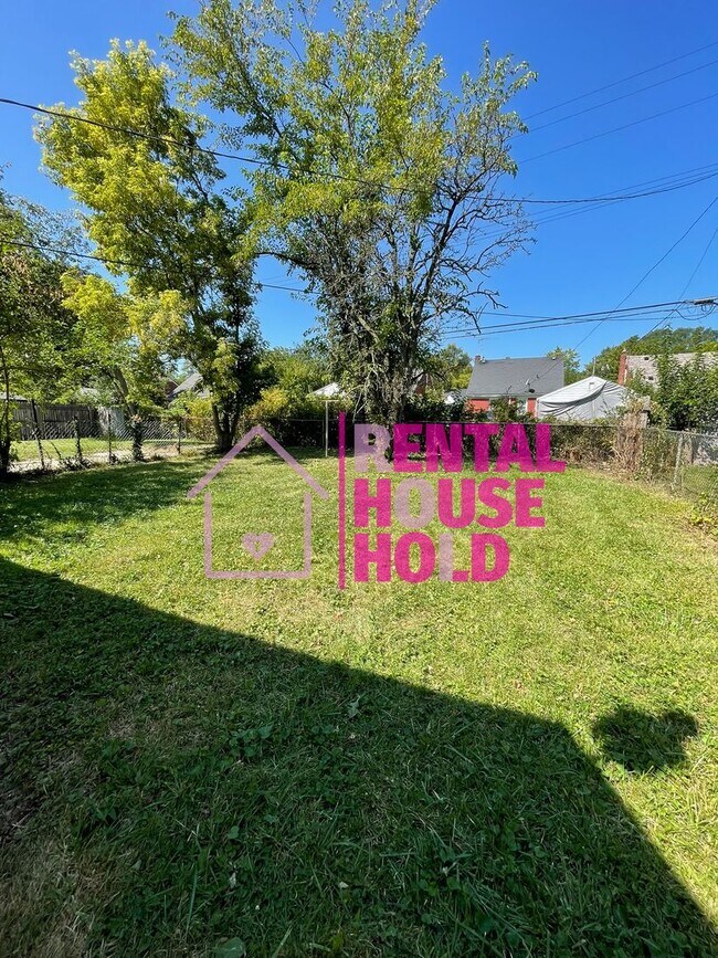Building Photo - ~3 BEDROOM | 1 BATH | FREE PRE SCREEN